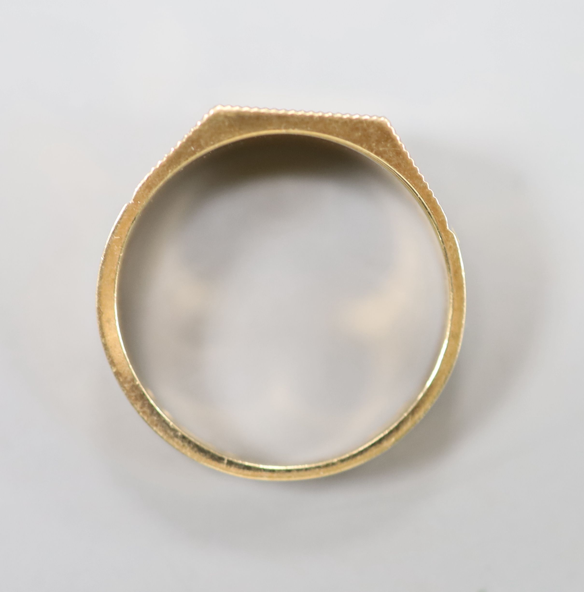 A 9ct gold signet ring, size P, 5 grams.